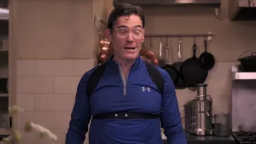Under Armour Tech 1/4 Zip Tee en azul usado por Elgie (Billy Crudup) en Where'd You Go, Bernadette