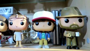 El Funko Pop! Hopper en Stranger Things de Modzii en su video ¡LA MAYOR COLECCIÓN DE FIGURAS POP! ¡DESDE FRANCIA!