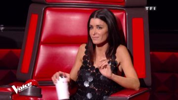 La robe noire courte motif fleurs Paco Rabanne de Jenifer dans la bande annonce de The Voice : la plus belle voix