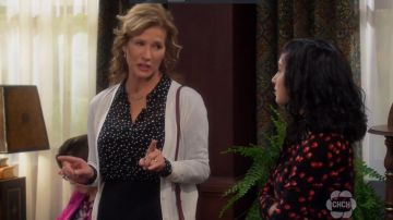 Theory Sunaya Star Print Blusa usada por Vanessa Baxter (Nancy Travis) en Last Man Standing (S06E10)