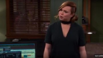 Zara Mini Robe avec Collier de Détail porté par Kristin Baxter (Amanda Fuller) dans le Dernier Homme Debout (S06E12)