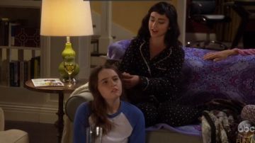 Betsey Johnson Flanelle Pyjama Set de Cœur / Pique porté par Mandy Baxter (Molly McCook) dans le Dernier Homme Debout (S06E13)