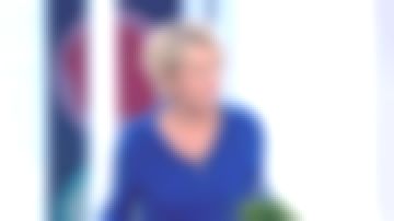 El chaleco azul con capucha de Sophie Davant en el programa C'est au del 24/01/2019