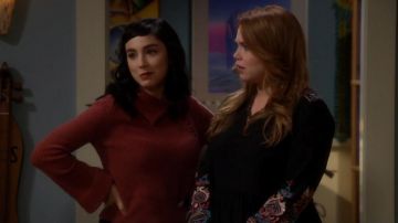 Floreat en Anthropologie Vestido Avery bordado usado por Kristin Baxter (Amanda Fuller) en Last Man Standing (S06E15)