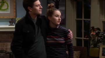 Suéter de cuello de tortuga Rag & Bone en rayas de saludo usadas por Eve Baxter (Kaitlyn Dever) en Last Man Standing (S06E15)