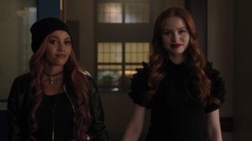 La blouse noire à manches bouffantes Ulla Johnson portée par Cheryl Blossom (Madelaine Petsch) dans Riverdale S03E12