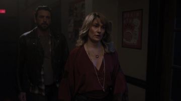 La blusa bordeaux Elizabeth y James de Alice Cooper (Mädchen Amick) dans Riverdale S03E12