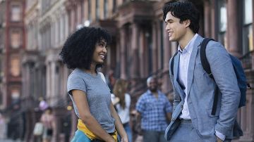 Trajes de lino azul usados por Daniel Bae (Charles Melton) como se ve en The Sun is Also a Star