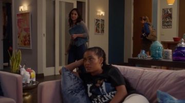 Urban Outfitters Neil deGrasse Tyson Science Tee porté par Zoey Johnson (Yara Shahidi) adultes-ish S02E07