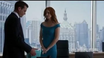 Gucci Tronçon de Flanelle Hors de L'Épaule Maj Robe portée par Donna Paulsen (Sarah Rafferty) dans les Costumes (S03E12)