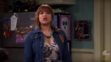 Vestido estampado de H&M en blanco naturaleza / hoja usada por Kristin Baxter (Amanda Fuller) en Last Man Standing (S06E18)