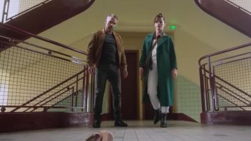 The trench coat green worn by Adele (Juliette Roudet) in Profiling season 9