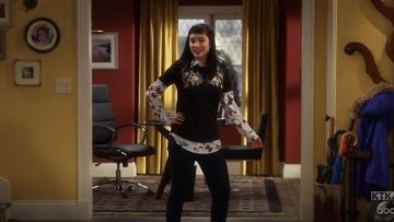 Equipment Slim Signature Butterfly Print Shirt worn by Mandy Baxter (Molly McCook) in Last Man Standing (S06E19)