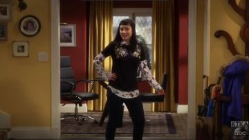 Maje Tapioca T-shirt worn by Mandy Baxter (Molly McCook) in Last Man Standing (S06E19)