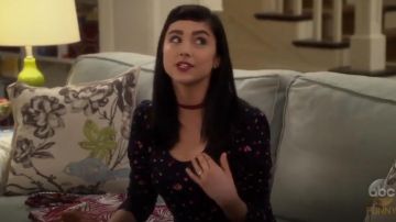 Rebecca Taylor Mia Print Tee worn by Mandy Baxter (Molly McCook) in Last Man Standing (S06E19)