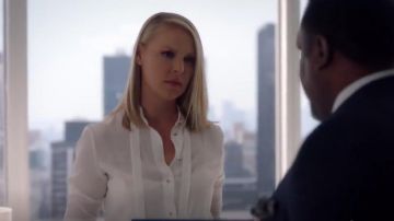 Gucci Soie Bouton de Chemisier porté par Samantha Wheeler (Katherine Heigl) dans les Costumes (S08E04)