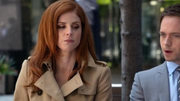 Burberry Cotton Trench Coat worn by Donna Paulsen (Sarah Rafferty) in Suits (S04E03)