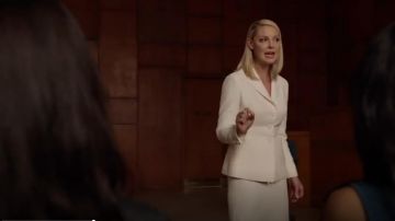 Christian Dior Blazer de solapa con muescas estructuradas usado por Samantha Wheeler (Katherine Heigl) en trajes (S08E10)