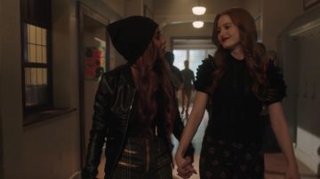 La jupe à fermetures éclair BDG portée par Toni Topaz (Vanessa Morgan) dans Riverdale S03E12