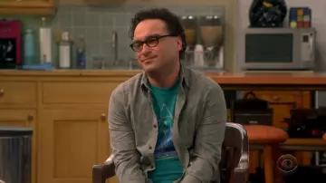 Le t-shirt vert Lotus par Design By Humans de Leonard Hofstadter (Johnny Galecki) dans The Big Bang Theory S12E15