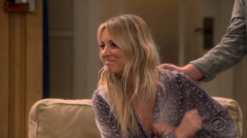 La blusa gris Joie usada por Penny (Kaley Cuoco) en The Big Bang Theory S12E15
