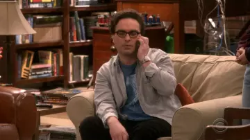 Le t-shirt bleu méduse de Leonard Hofstadter (Johnny Galecki) dans The Big Bang Theory S12E15