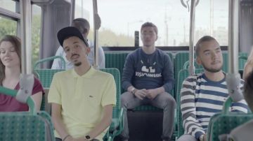 Le polo Lacoste jaune de Bigflo dans le clip Dommage de Bigflo & Oli