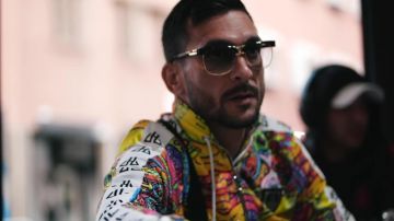 The hooded jacket printed Horspist of Heuss the bastard in the clip TIKKA Artist