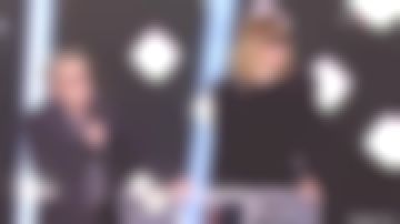 The velvet Dress in ornaments of Daphne Bürki in the victories of the music of the 08/02/2019