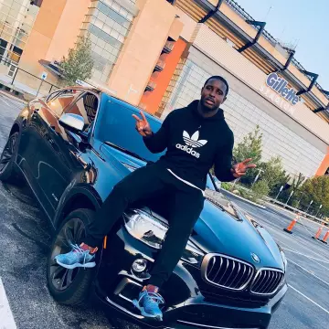 La sudadera con capucha adidas negra de Sony Michel en la cuenta de Instagram @flyguy2stackz