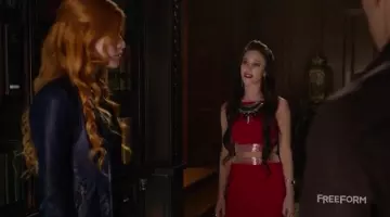 Le top rouge et la jupe assortie Jovani de Camille Belcourt (Kaitlyn Leeb) dans Shadowhunters S01E13