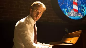 Camisa blanca con discretas rayas verticales Ryan Gosling La La Land