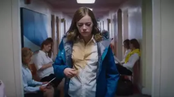 El anorak azul de cuello de piel de Mia (Emma Stone) en La La Land