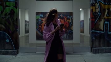 Tibi Balloon Sleeve Drape Twill Trench Coat worn by Josephina (Zawe Ashton) as seen in Velvet Buzzsaw