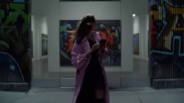 Tibi Ballon Manches Drapé Twill Trench porté par Josephina (Zawe Ashton) comme on le voit en Velours Buzzsaw