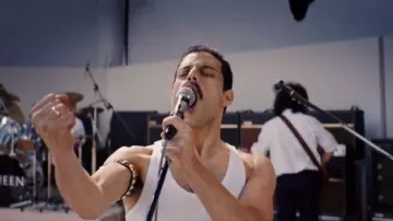 Le bracelet à piques porté sur le bras par Freddie Mercury (Rami Malek) dans Bohemian Rhapsody