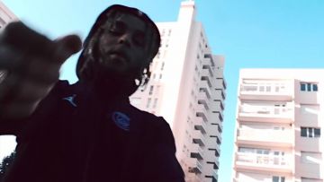 Le haut de survêtement Jordan x Paris porté par Zola dans la vidéo Free­style Booska Ro­cket