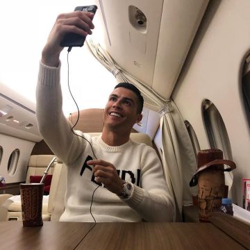 Le pull blanc Fendi porté par Cristiano Ronaldo sur son compte Instagram