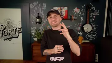 Le t-shirt Off White porté par Squeezie dans sa vidéo YouTube LA TÉLÉ VA-T-ELLE DIS­PARAÎTRE ? (Y’a quoi #1)