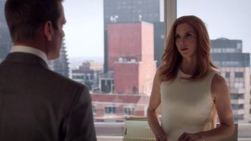 Alexander McQueen Vestido de buceo sin mangas ruffle-trim usado por Donna Paulsen (Sarah Rafferty) en trajes (S07E07)