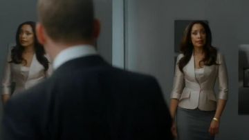 Alexander McQueen Chaqueta Mikado de Seda a Medida usada por Jessica Pearson (Gina Torres) en Trajes (S05E01)