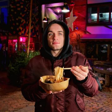 Le blouson bomber The Kooples porté par Squeezie sur son compte Instagram