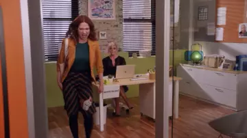 Modcloth Sweater Knit Midi Skirt in Squirrel worn by Kimmy Schmidt (Ellie Kemper) in Unbreakable Kimmy Schmidt S04E10