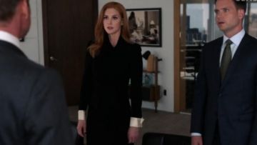 Gucci Robe en Laine à Volant Asymétrique portés par Donna Paulsen (Sarah Rafferty) dans les Costumes (S07E13)