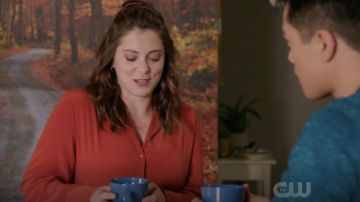 L'équipement Indispensable Button-Down Manches Longues Orange Chemisier porté par Rebecca Tas (Rachel Bloom) dans Crazy Ex-petite Amie S04E13