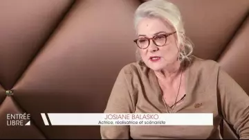 The v neck sweater Lacoste of Josiane Balasko in free Entrance the 08.02.2019