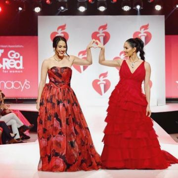 Pamela Rolland vestido negro rojo sin tirantes estampado usado por Brie Bella para Go Red For Women 2019