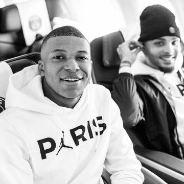 The sweatshirt hoody Jordan x Paris Saint-Germain carried by Kylian Mbappé on his account Instagram
