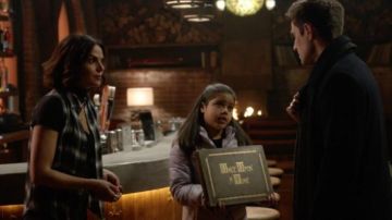 The replica of the book of the tales of Henry in " Once Upon a Time S07E20