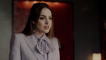 Les boucles d'oreilles Fallon portées par Fallon Carrington (Elizabeth Gillies) dans Dynastie S02E13